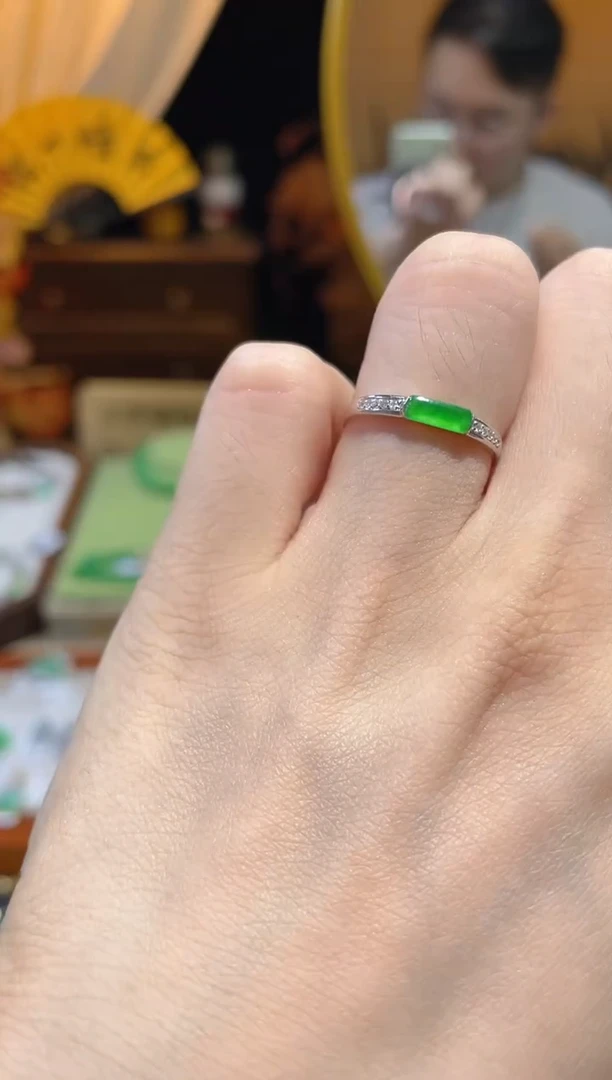 颈饰18K金镶嵌翡翠戒指