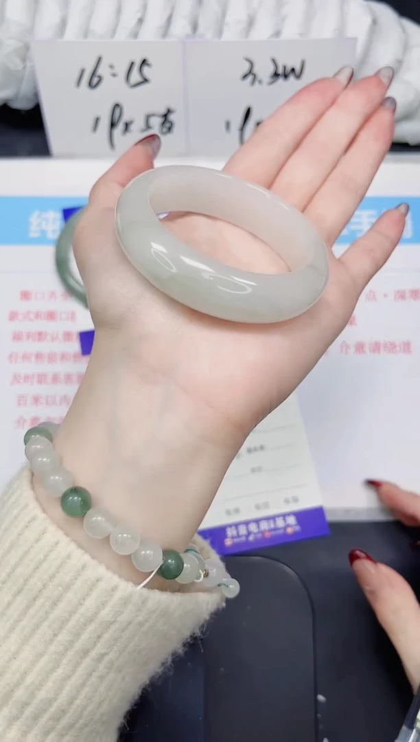 【闪购商品】石英质玉手镯未镶嵌259
