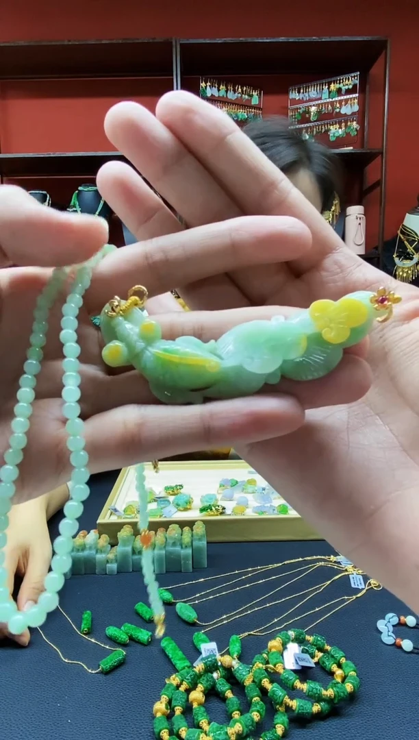 颈饰未镶嵌翡翠吊坠