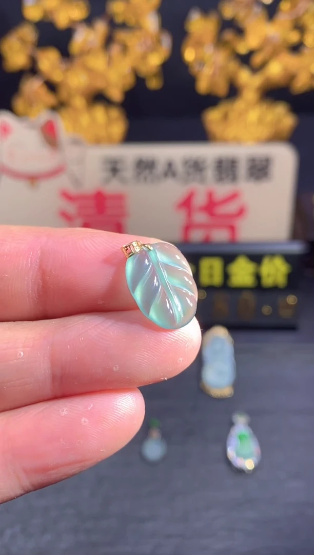 翡翠18K金镶嵌颈饰