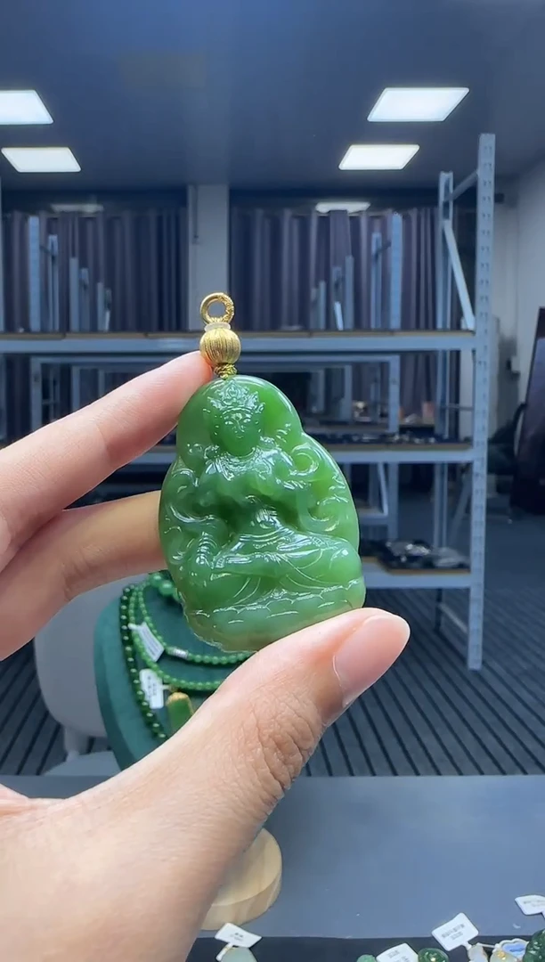 18K金镶嵌和田玉挂件1