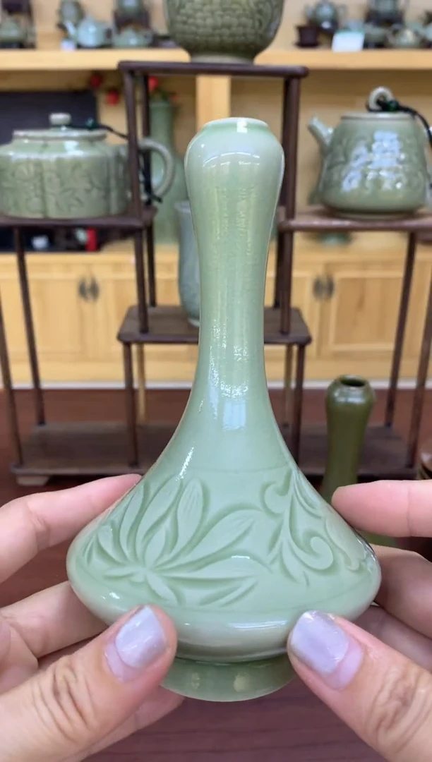 瓷片s***y091509 手工刻花莲纹蒜头瓶 花器 微瑕处理