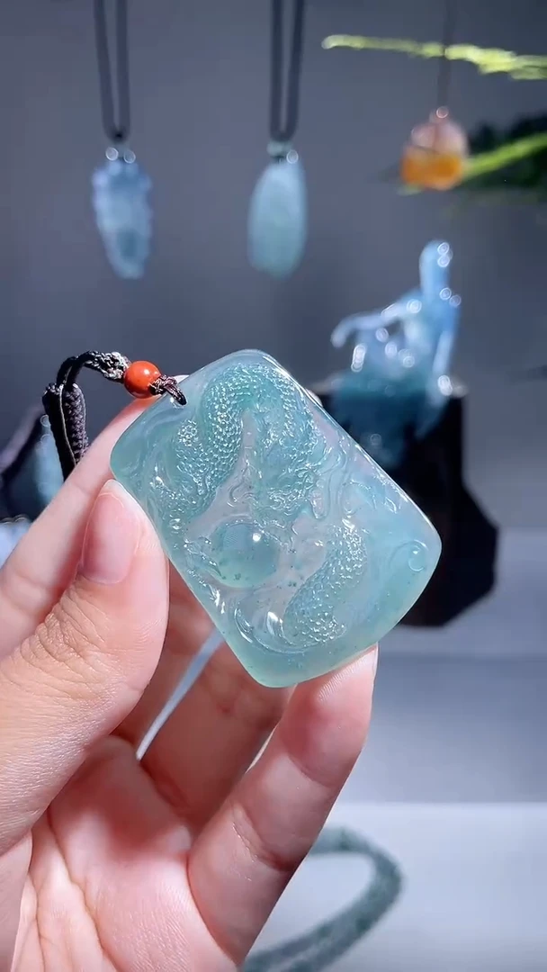 颈饰未镶嵌翡翠龙牌