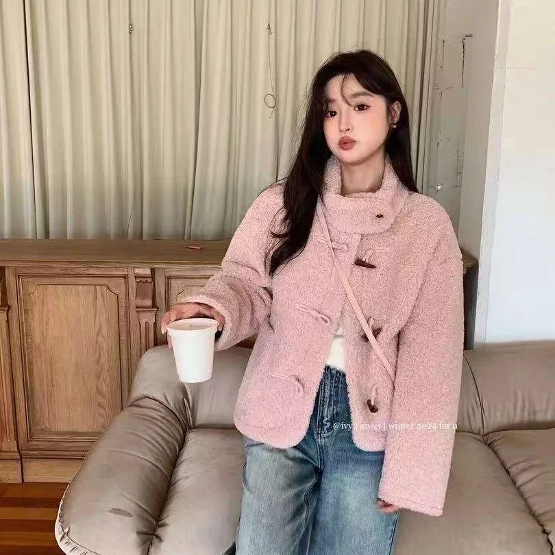 暖呼呼冬季韩系百搭保暖复古牛角扣仿皮毛一体短外套女