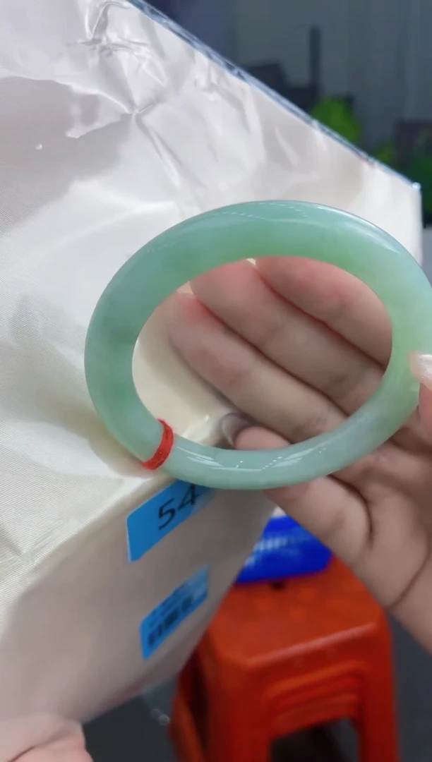 翡翠手镯未镶嵌翡翠手镯