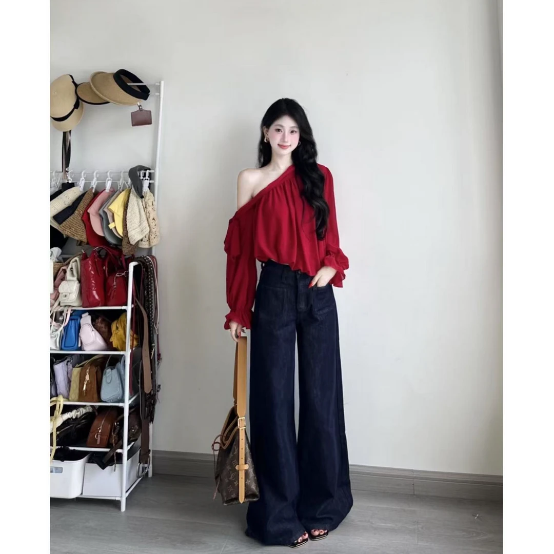 法式气质女神2025秋季新款时尚别致性感斜肩上衣配微喇牛仔裤套装