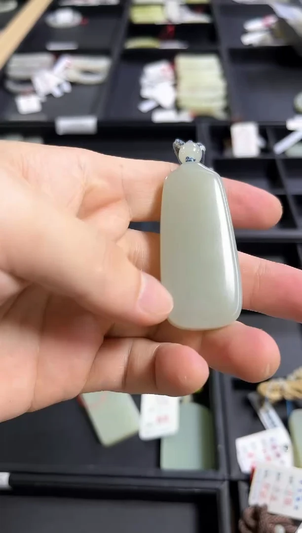 吊坠(不含链)未镶嵌和田玉且末青白 无事牌