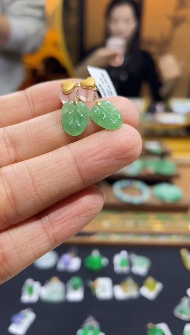 颈饰18K金镶嵌翡翠耳钉