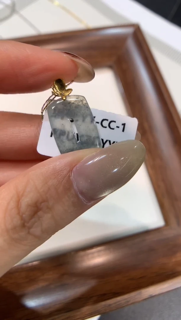 颈饰18K金镶嵌翡翠方扣