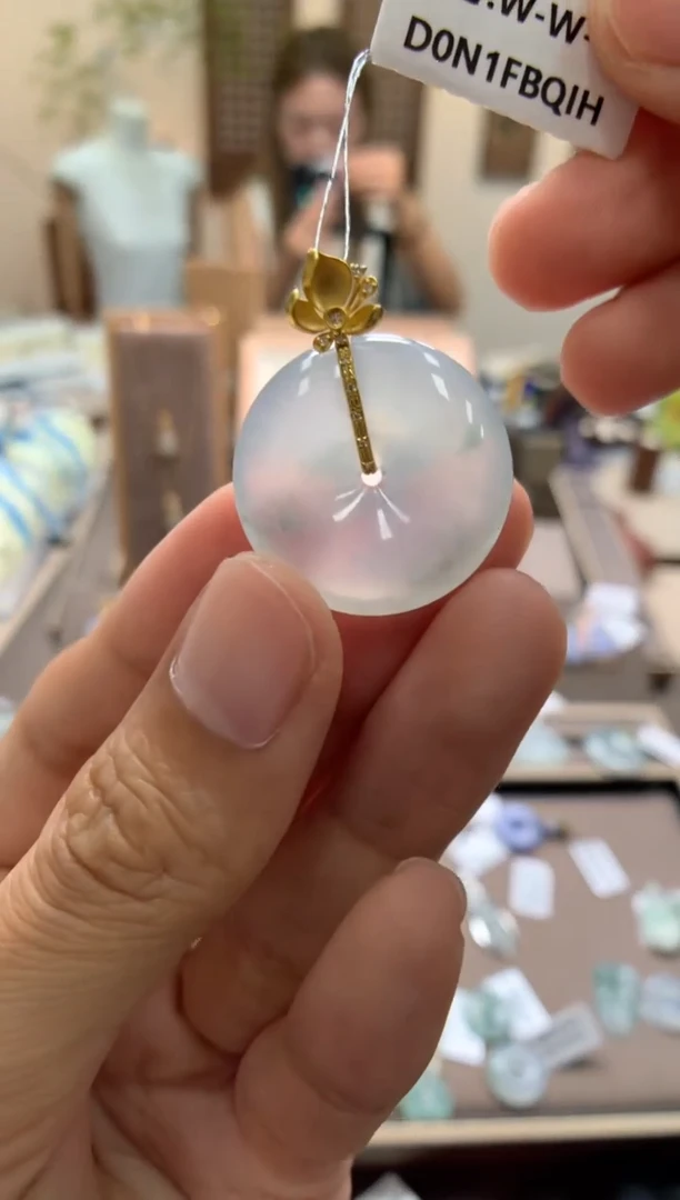 颈饰18K金镶嵌翡翠张**?平安扣