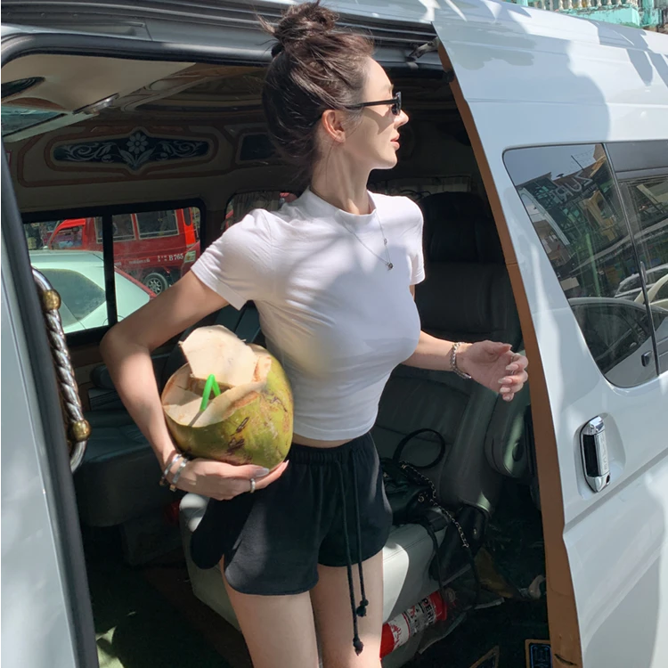 设计感小众白色正肩短袖T恤女夏季2025新款紧身显瘦辣妹短款上衣