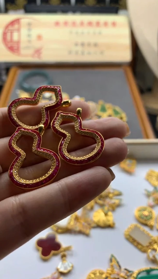 18K金镶嵌合成立方氧化锆吊坠(不含链)多样性发其一