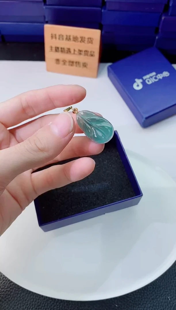 翡翠未镶嵌颈饰     `