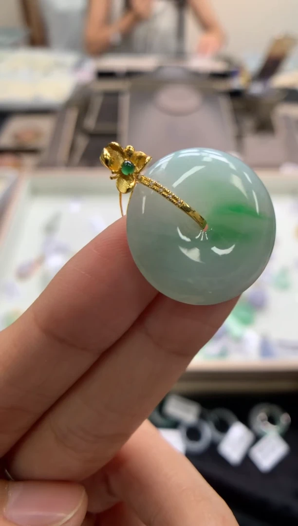 颈饰18K金镶嵌翡翠平安扣