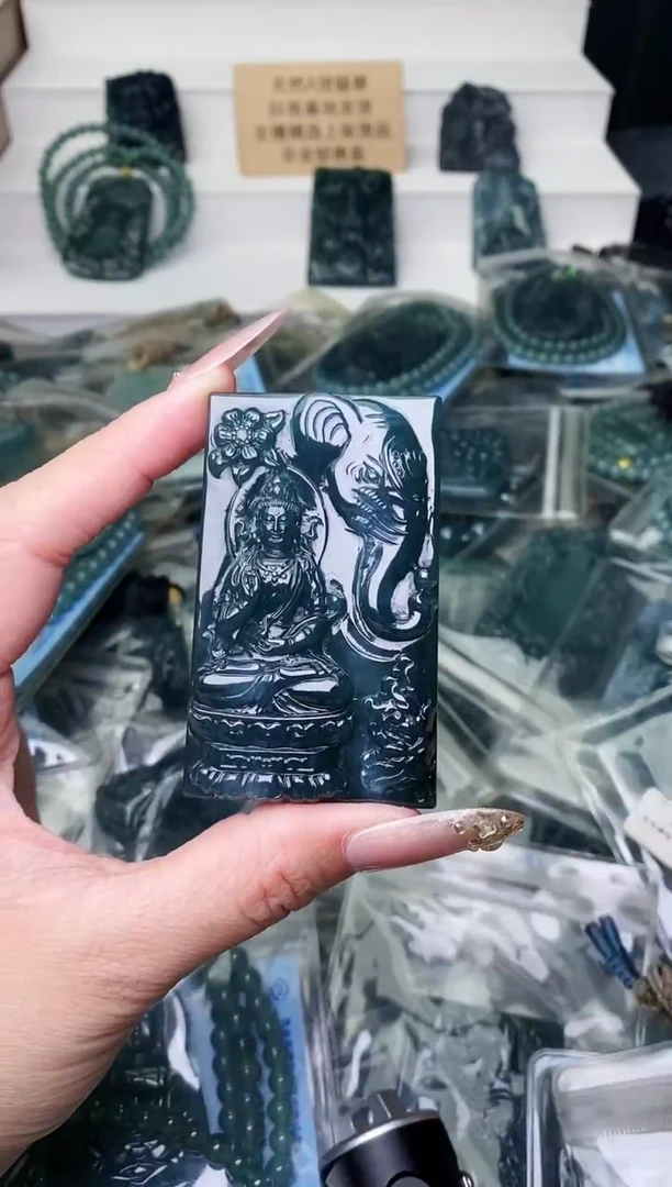 颈饰未镶嵌翡翠