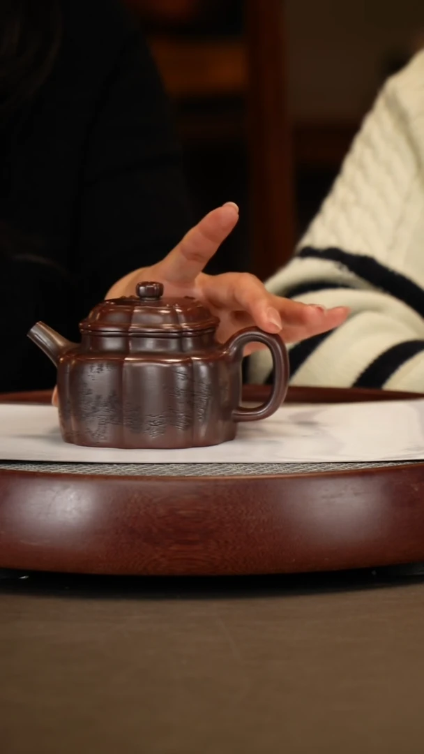 【闪购商品】紫砂茶壶【齐燕君】古乌泥筋纹如意德钟 290CC