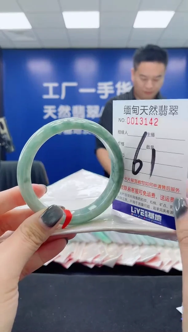 未镶嵌手镯翡翠天然翡翠手镯