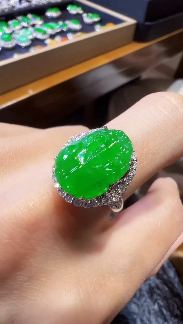 18K金镶嵌戒指翡翠貔貅