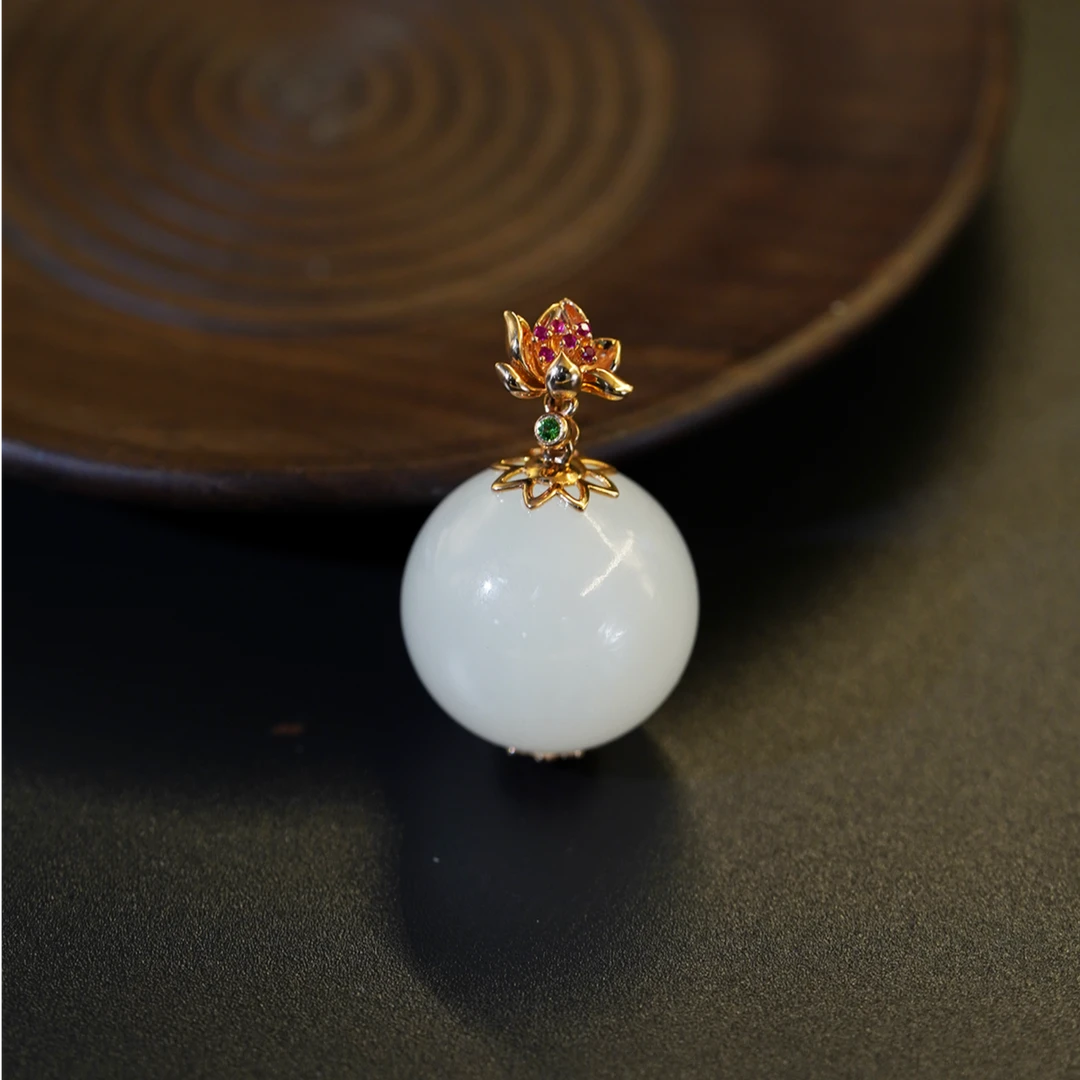 【石缘居珠宝】18K金镶嵌和田玉白玉佩戴时尚个性款圆珠吊坠C22-142