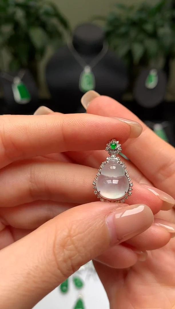 颈饰18K金镶嵌翡翠葫芦