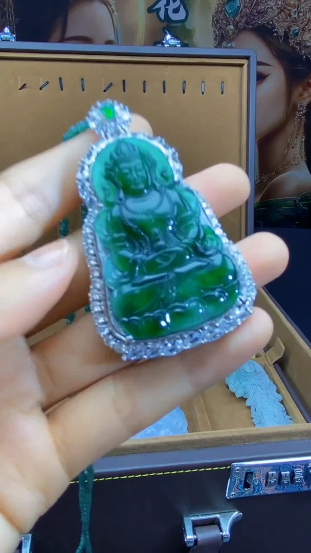 翡翠未镶嵌颈饰      *226