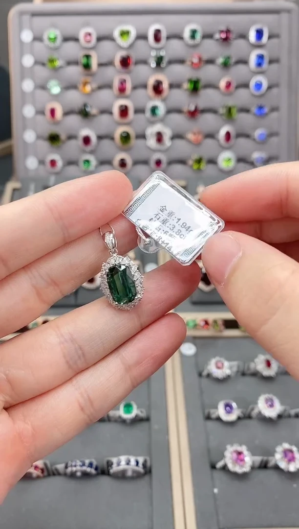 18K金镶嵌颈饰碧玺3.8