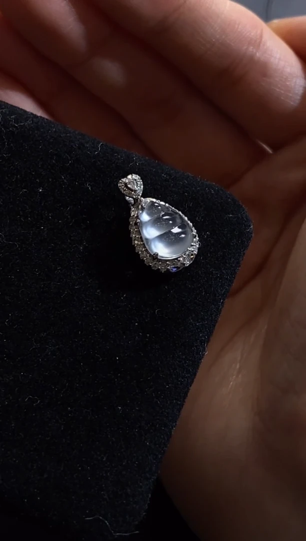 颈饰18K金镶嵌翡翠收到货48小时鉴赏期（超时不退不换）