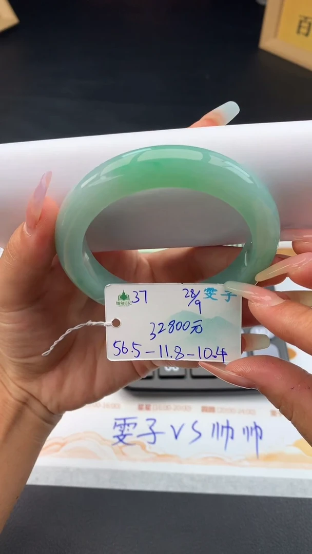 未镶嵌手镯翡翠自带#送人#，联系客服核对地址~