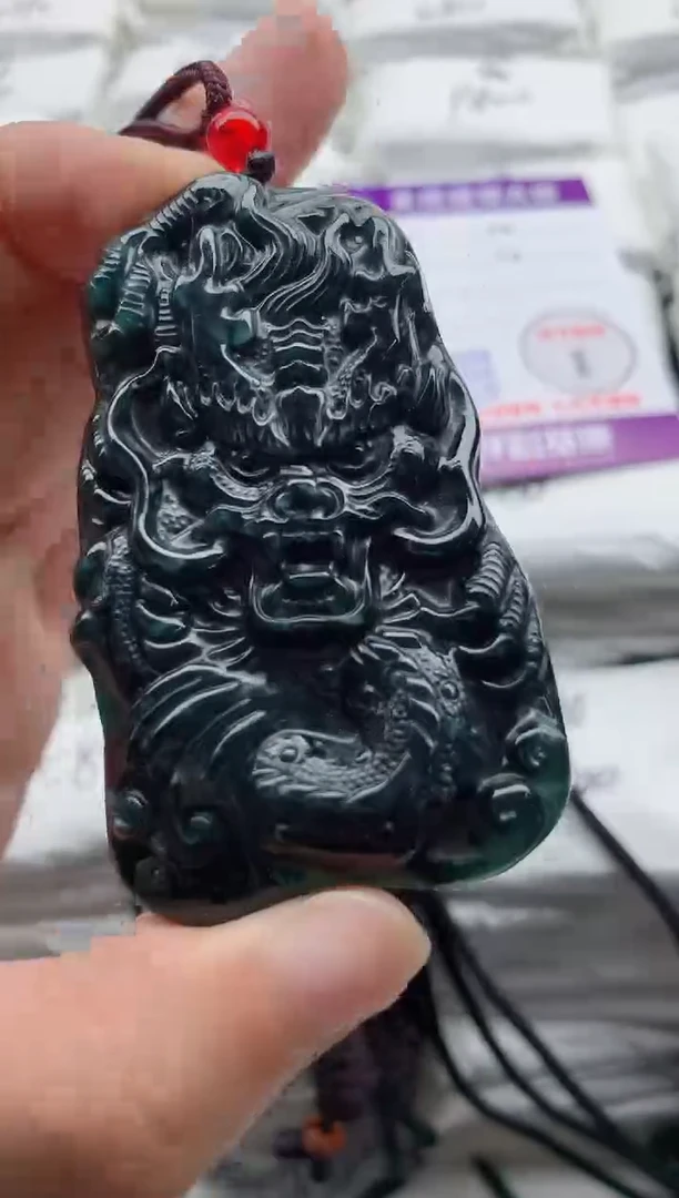 翡翠未镶嵌颈饰·········