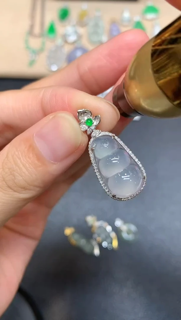 颈饰18K金镶嵌翡翠福豆【无服务费