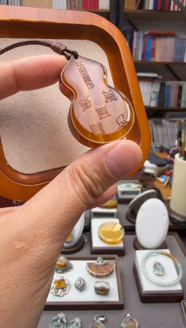 未镶嵌颈饰琥珀五岳真形图吊坠