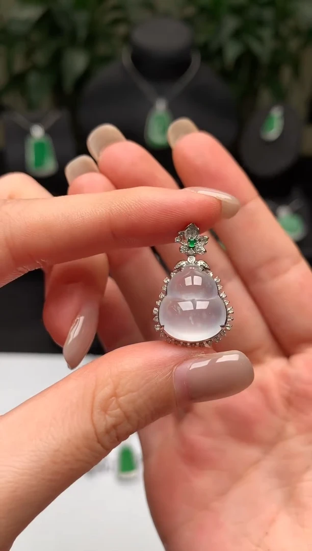 翡翠18K金镶嵌颈饰葫芦