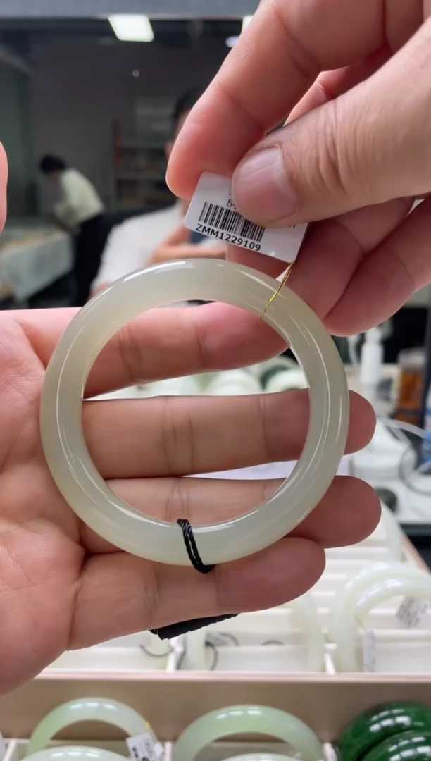 【闪购商品】和田玉手镯未镶嵌编码9109 圈口55-56