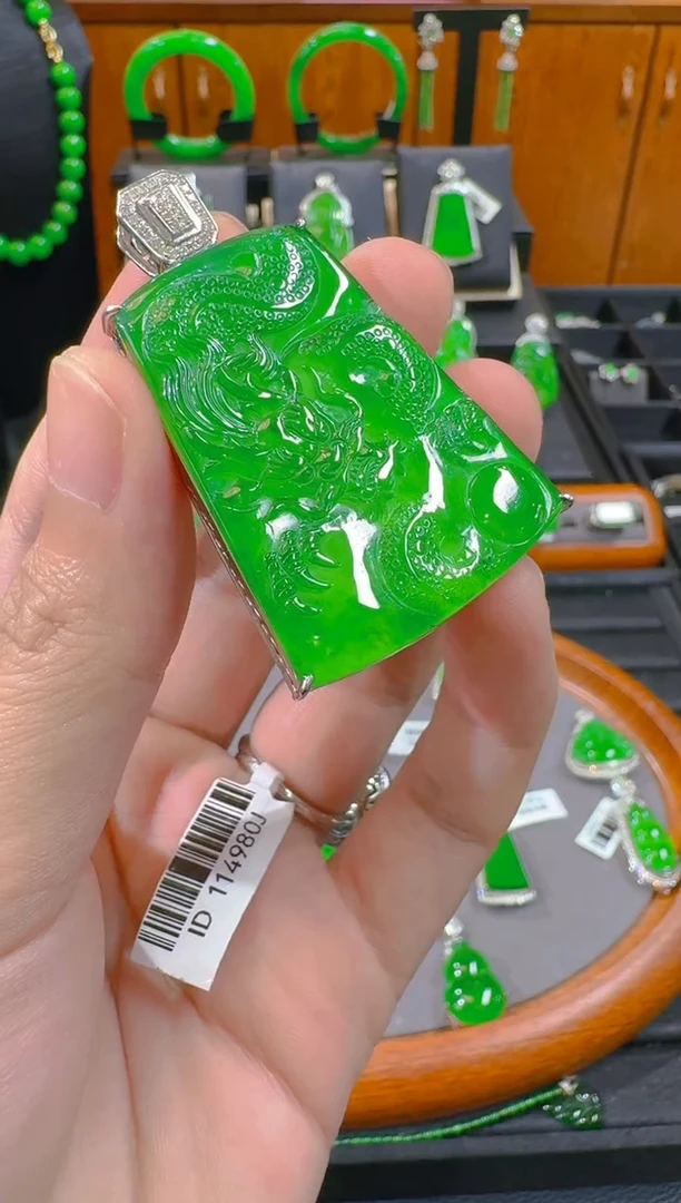 吊坠(赠链)18K金镶嵌翡翠沿***景天然A货翡翠