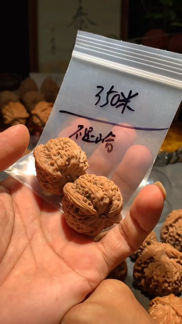 把件桃核不***.丰泰文玩  三角密文39+   尺寸左右