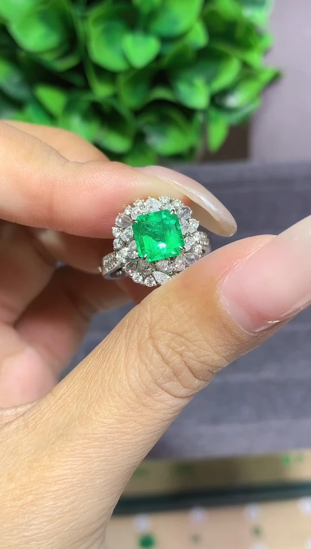18K金镶嵌戒指祖母绿1.72ct