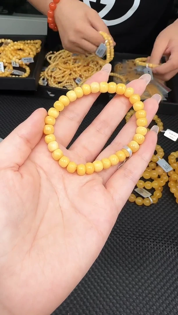 手串蜜蜡未镶嵌一条，约7mm，多样性发一件