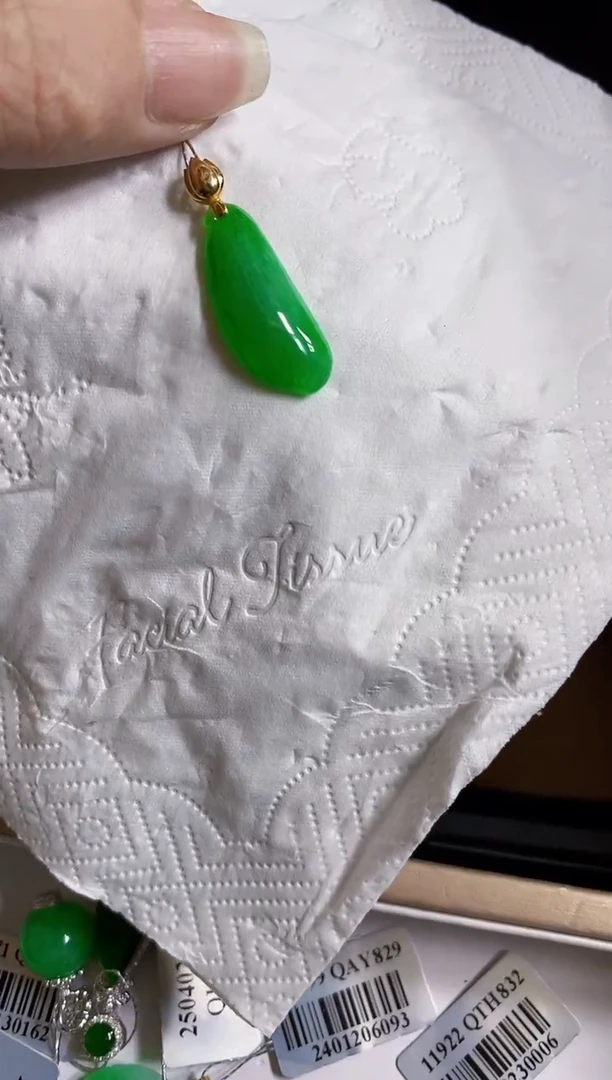 翡翠18K金镶嵌颈饰瓜