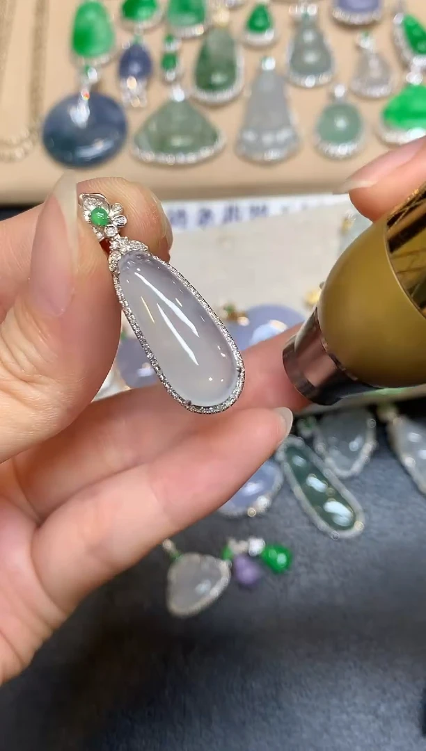 颈饰18K金镶嵌翡翠福瓜【无服务费