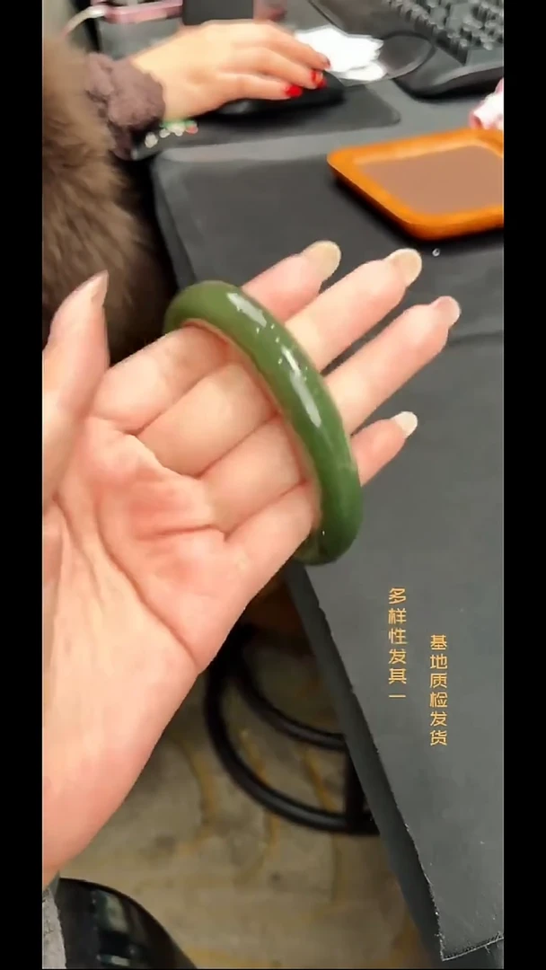 未镶嵌手镯和田玉纯天然多样性发一