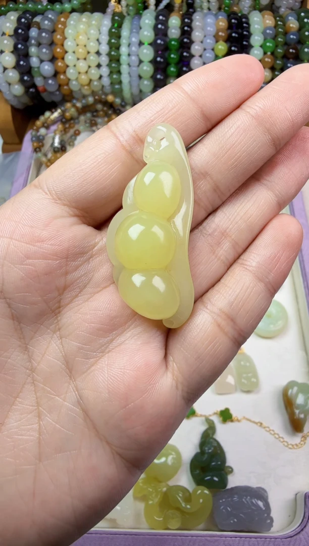 和田玉未镶嵌颈饰黄口福豆吊坠