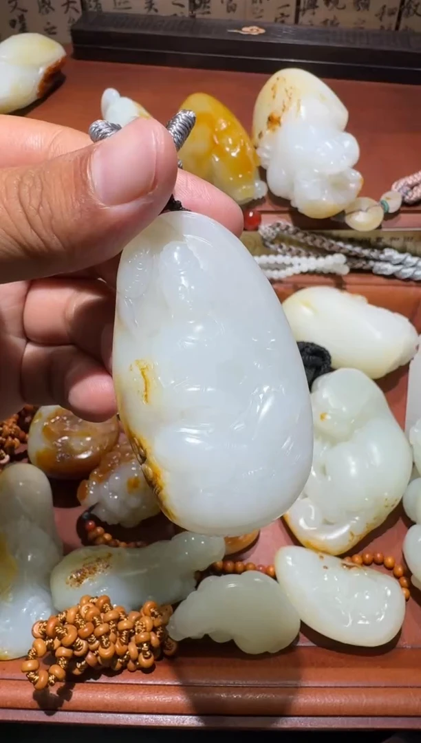 和田玉未镶嵌颈饰观音