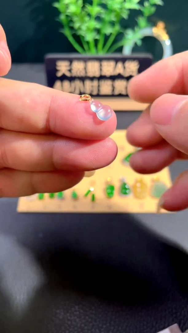 颈饰18K金镶嵌翡翠翡翠