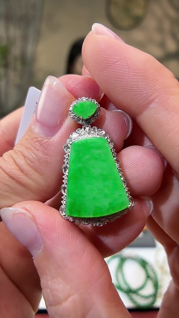 颈饰18K金镶嵌翡翠无事牌