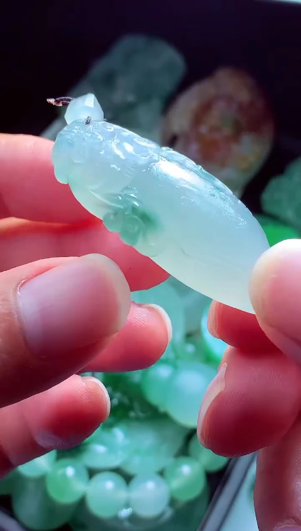 未镶嵌定制翡翠深***?翡翠毛货定制