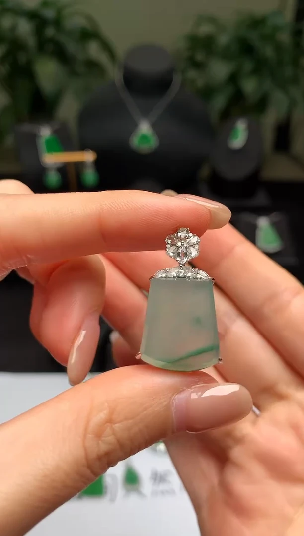 颈饰18K金镶嵌翡翠无事牌