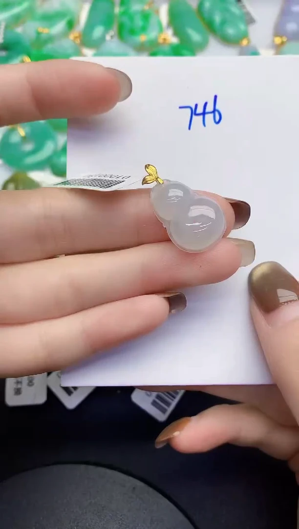 颈饰18K金镶嵌翡翠缅甸天然翡翠A货