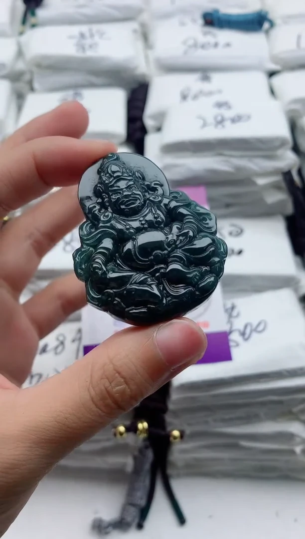 翡翠未镶嵌颈饰·
