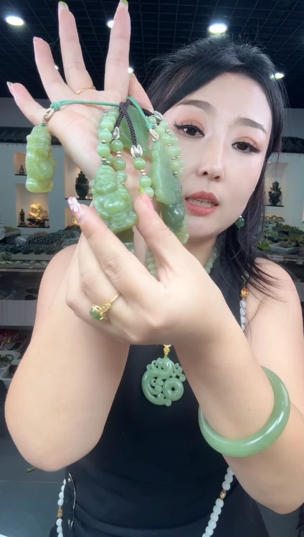 岫玉未镶嵌颈饰湖水绿财神