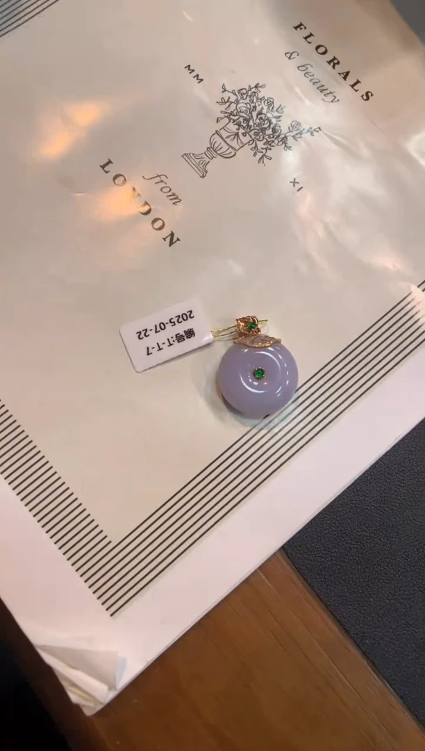 翡翠18K金镶嵌颈饰平安扣